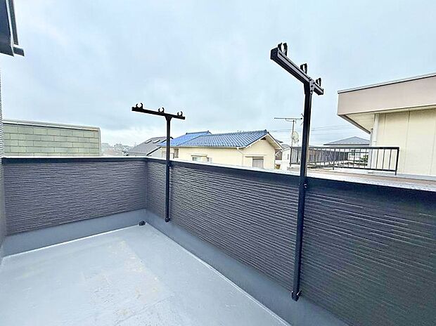 2号棟  ■ 心地よい風と光を感じる、くつろぎのバルコニー