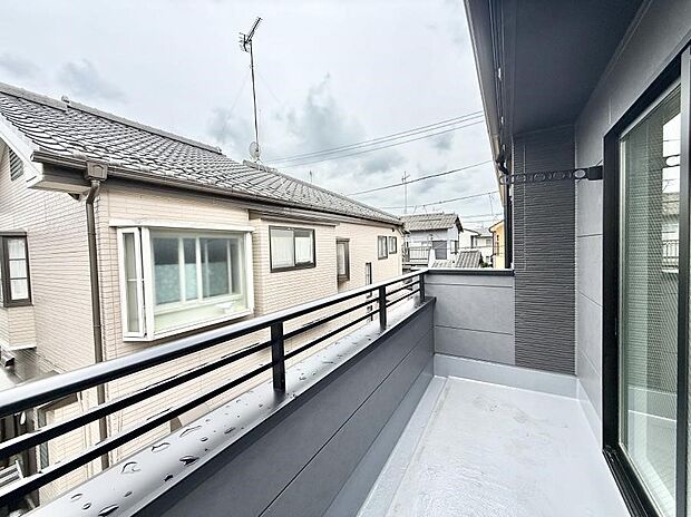 1号棟 ■ 心地よい風と光を感じる、くつろぎのバルコニー