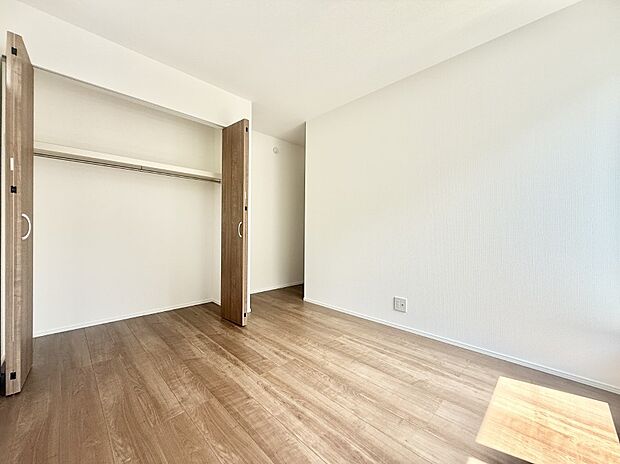 1号棟 ■落ち着いた色合いのお部屋で穏やかな時間を楽しめます