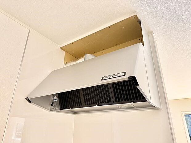 【レンジフード】■調理時の蒸気や匂いが換気扇に誘導され、効率的に排煙ができます。