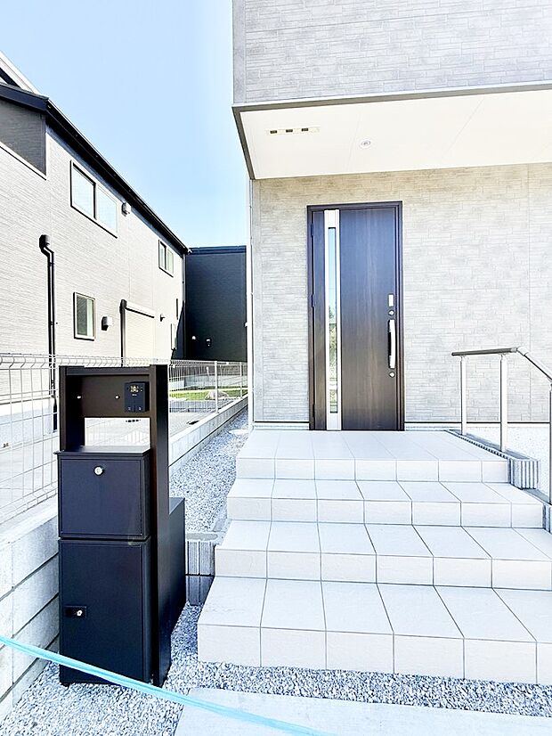 【玄関】■ シンプルで美しく、住まいの第一印象を彩る玄関です