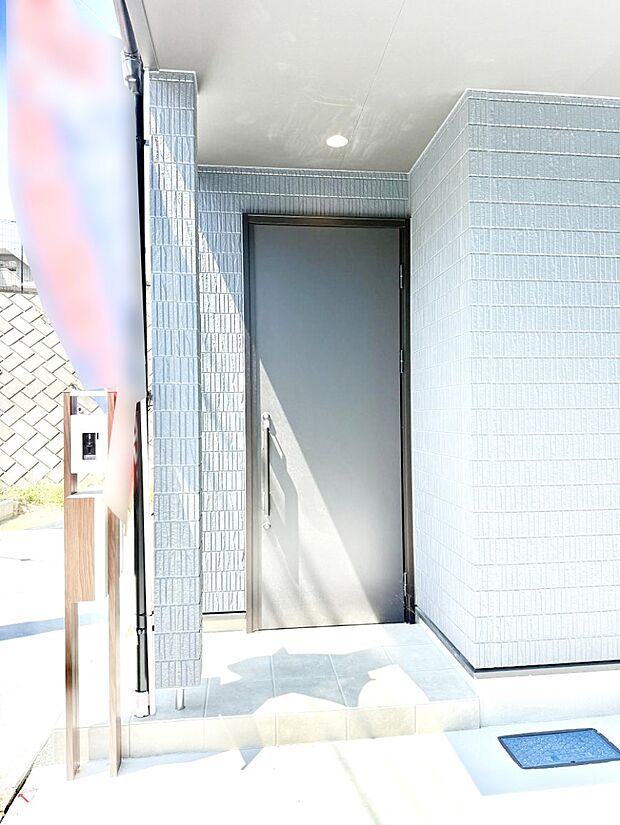 【玄関】■ 心地よい暮らしへとつながる、温かい玄関