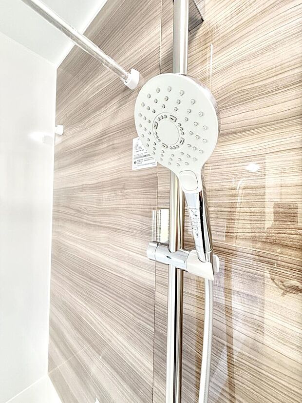 【止水シャワーヘッド】■手元で簡単に止水できるため、水の無駄遣いを減らすことができます。