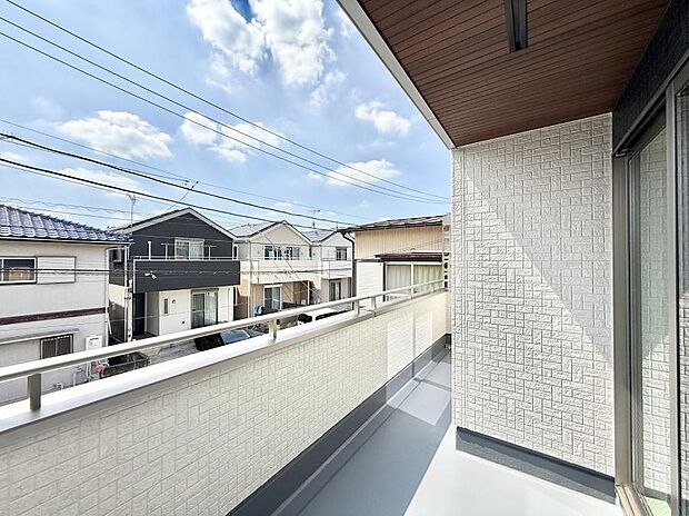 【バルコニー】■ 季節の移ろいを感じられる開放的な空間です