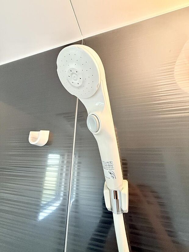 【止水シャワーヘッド】■手元で簡単に止水できるため、水の無駄遣いを減らすことができます。