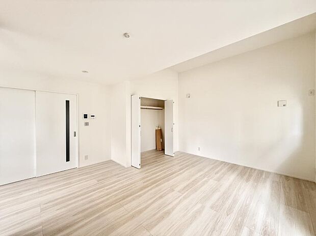 【リビング以外の居室】■清潔感あふれるお部屋で毎日を快適に過ごせます