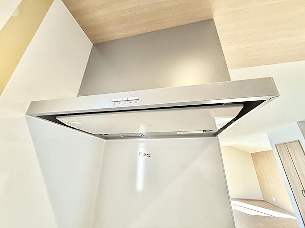 【レンジフード】■調理時の蒸気や匂いが換気扇に誘導され、効率的に排煙ができます。