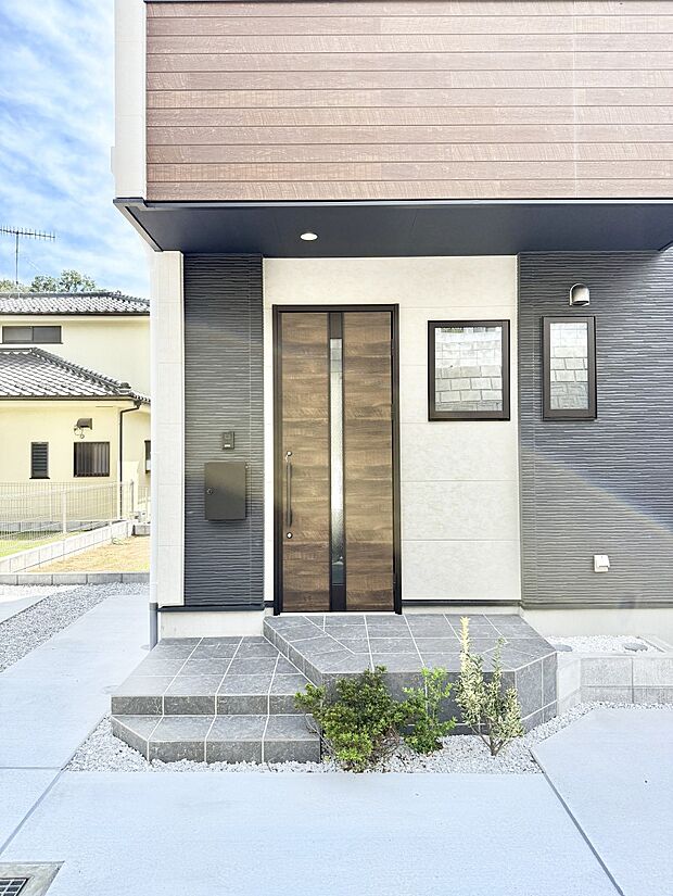 【玄関】■ シンプルで美しく、住まいの第一印象を彩る玄関です