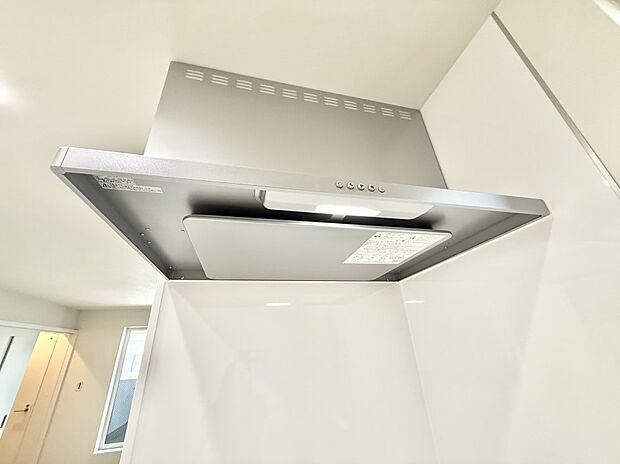 【レンジフード】■調理時の蒸気や匂いが換気扇に誘導され、効率的に排煙ができます。