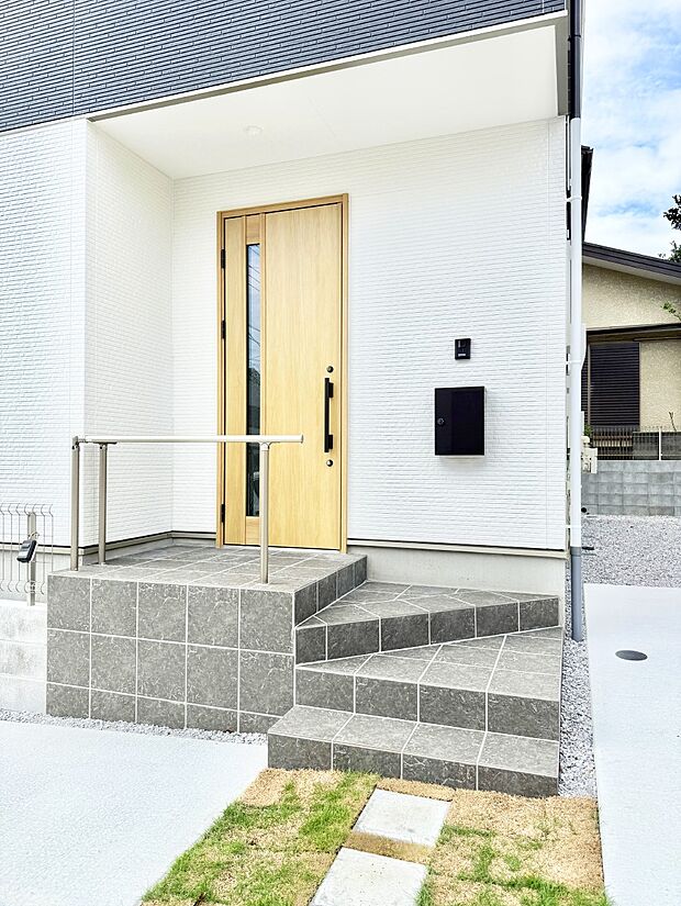 【玄関】■ 家族とゲストをやさしく迎える、心温まる玄関