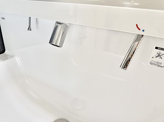 【ハンドシャワー付洗面台】■細かい部分まで洗いやすく便利なハンドシャワー付き