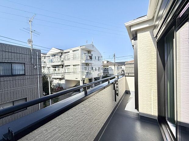 【バルコニー】■ 季節の移ろいを感じられる開放的な空間です