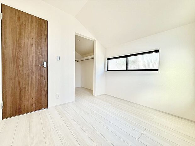 【リビング以外の居室】■落ち着いた色合いのお部屋で穏やかな時間を楽しめます