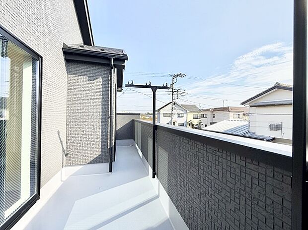 【バルコニー】■ 朝のコーヒーや夜の星空を楽しむ、癒しの場所