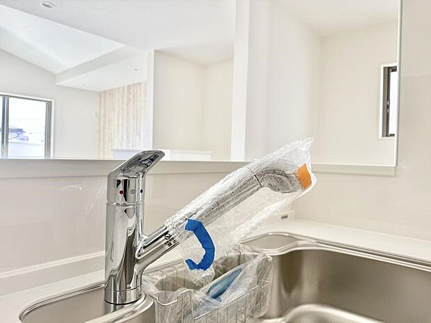 【浄水器】■場所を取らない浄水器を内蔵!