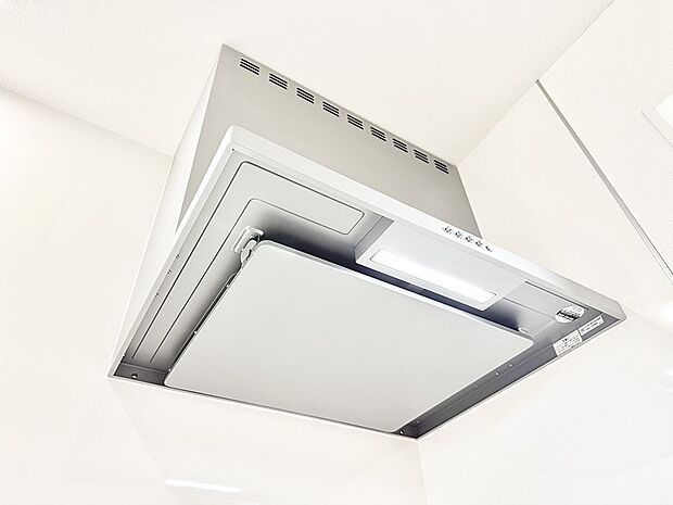 【レンジフード】■調理時の蒸気や匂いが換気扇に誘導され、効率的に排煙ができます。