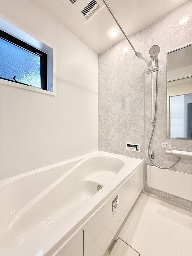 【浴室】■落ち着いた色合いの壁面、ゆっくり寛げるバスルーム