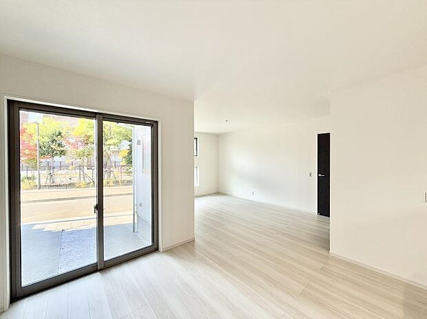 【リビング】■光と風を感じる、リラックスできる空間