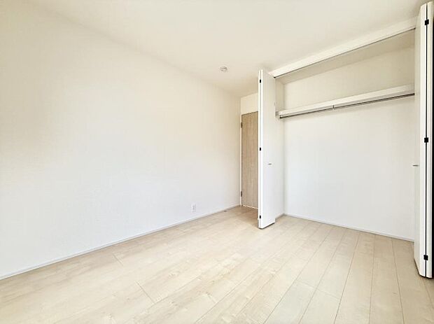 【寝室】■窓の配置や通気性の良い設計で部屋の空気がこもらず、常に新鮮な空気が流れます