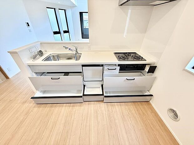 【キッチン】収納力豊富なシステムキッチンです!