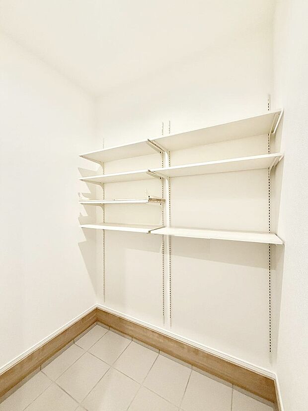 【収納】■シューズインクローゼット付なので、外で使う物をまとめて収納、すっきり玄関に