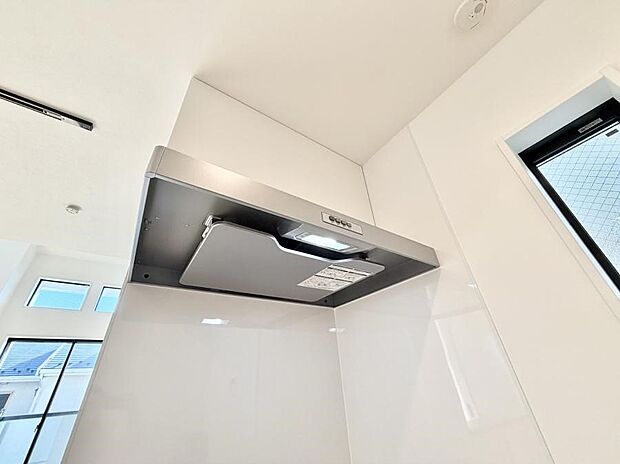 【レンジフード】■調理時の蒸気や匂いが換気扇に誘導され、効率的に排煙ができます。