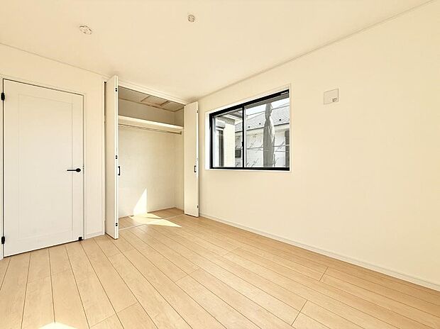 【寝室】■窓の配置や通気性の良い設計で部屋の空気がこもらず、常に新鮮な空気が流れます