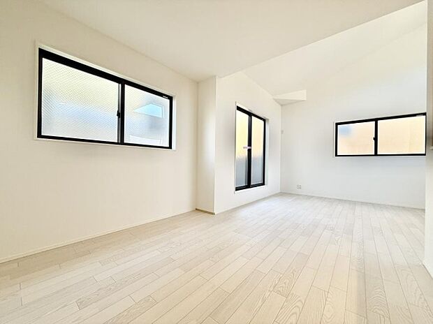 【ダイニング】■直接陽が室内に差し込み大変明るい室内です