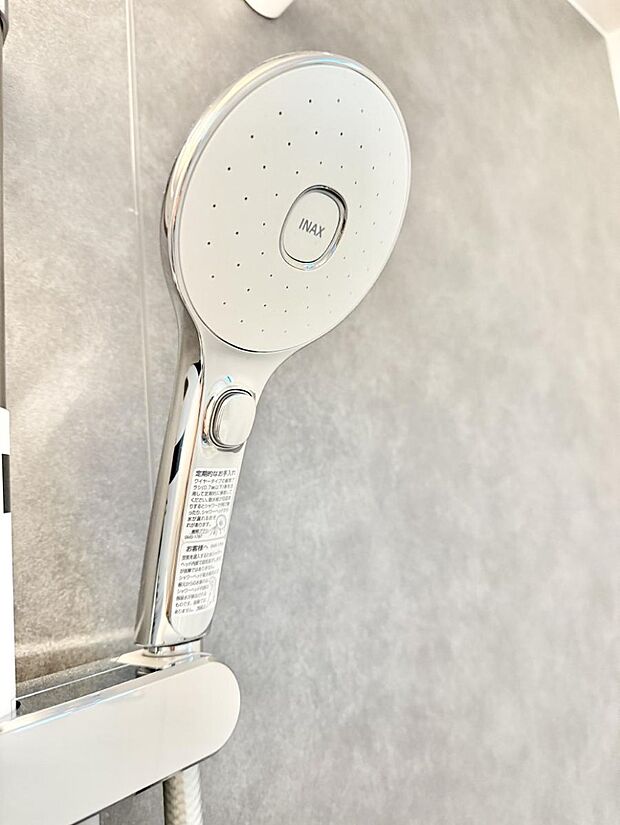 【止水シャワーヘッド】■手元で簡単に止水できるため、水の無駄遣いを減らすことができます。