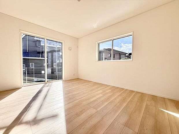 【洋室】■大きな窓は開放感があり、明るさ通風バッチリです  