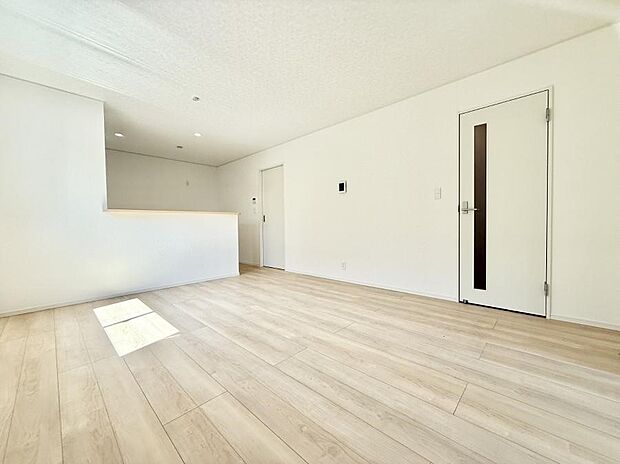 【リビングダイニング】白を基調としたリビングはどんなインテリアにもマッチします