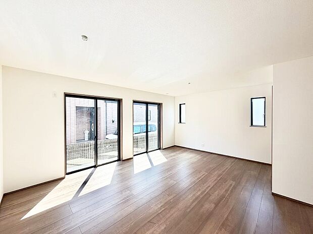 【ダイニング】■陽ざしが射し込む明るいLDKは家族でのんびり寛げます♪  