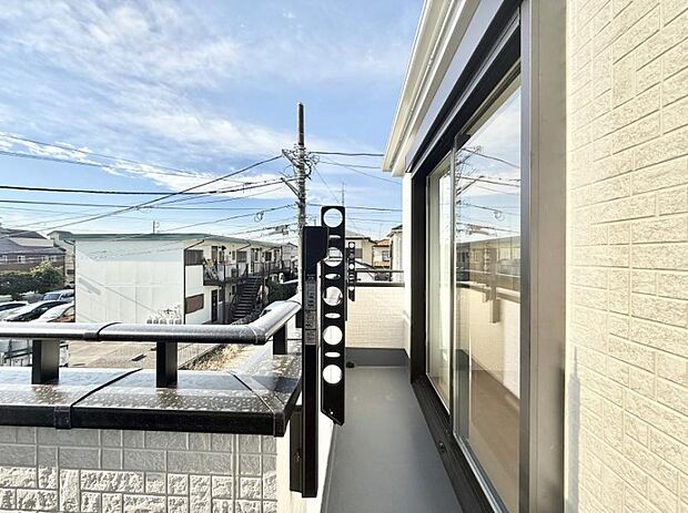 【バルコニー】■ 心地よい風と光を感じる、くつろぎのバルコニー