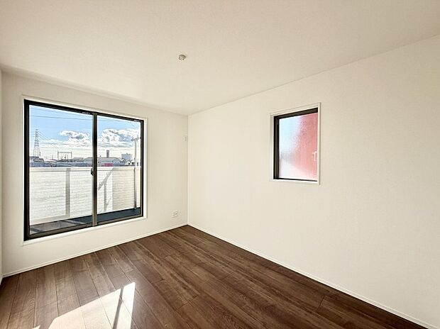 【寝室】■窓の配置や通気性の良い設計で部屋の空気がこもらず、常に新鮮な空気が流れます