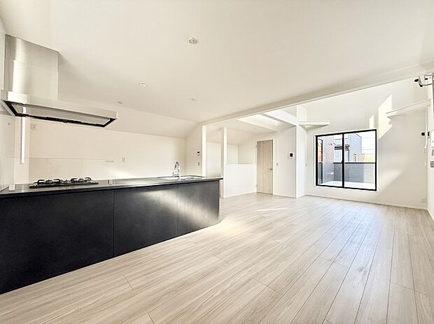 【ダイニング】■ここにいる時間が一番長いから　やっぱりリビングは明るい方がいいですよね  