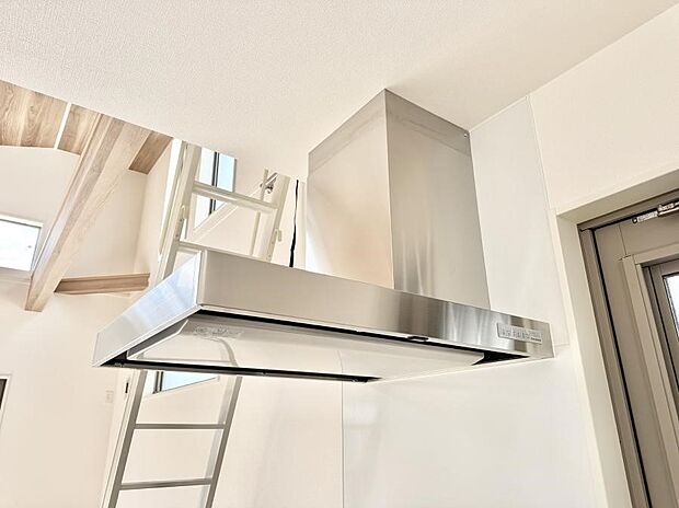 【レンジフード】■調理時の蒸気や匂いが換気扇に誘導され、効率的に排煙ができます。