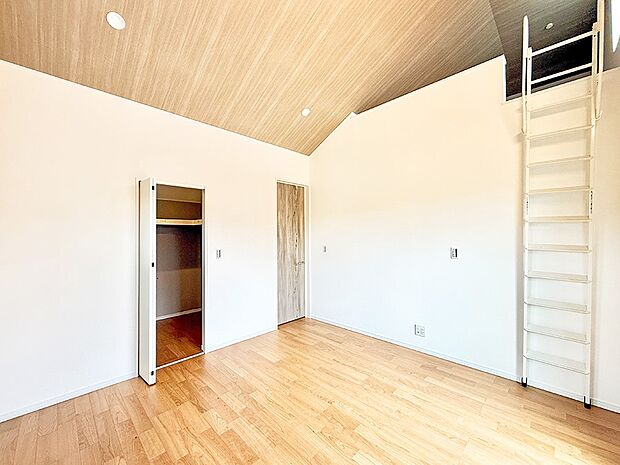 【リビング以外の居室】■清潔感あふれるお部屋で毎日を快適に過ごせます