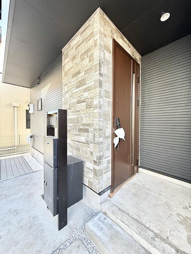 【玄関】■ 帰るたびにホッとする、安心感のある佇まい