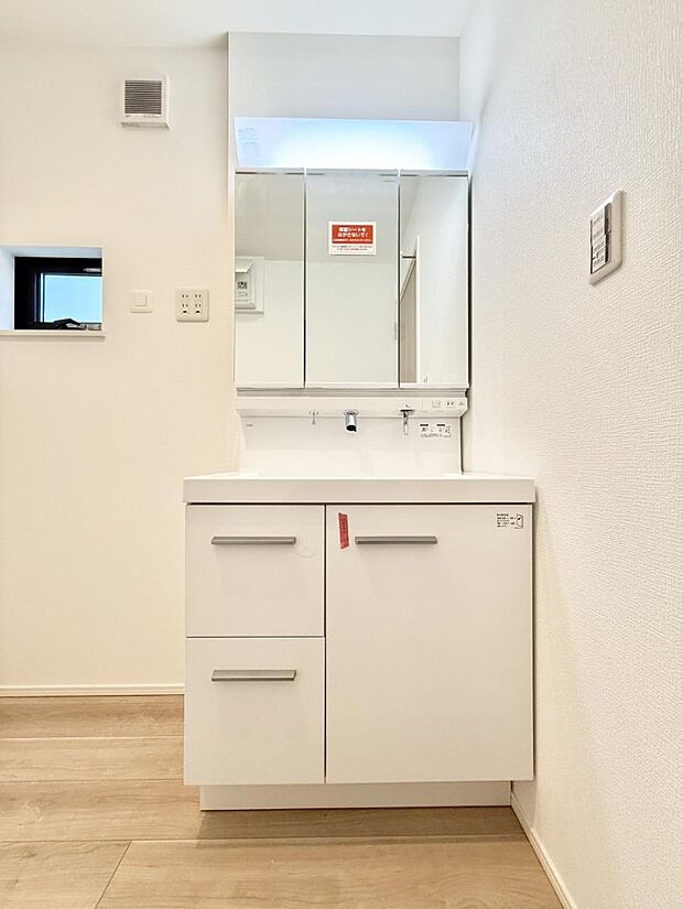 【洗面台・洗面所】■明るい洗面所は毎朝の歯磨きも楽しくできちゃいそうです♪