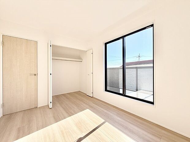 【寝室】■窓の配置や通気性の良い設計で部屋の空気がこもらず、常に新鮮な空気が流れます