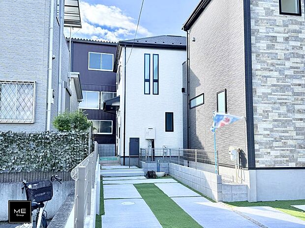 【現地外観写真】■暮らしを彩る充実した設備仕様が備わった住まい