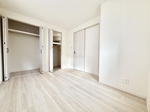 【寝室】■窓の配置や通気性の良い設計で部屋の空気がこもらず、常に新鮮な空気が流れます