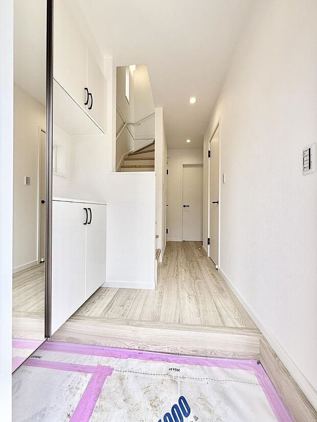 【玄関】お出掛け前の身だしなみもチェック♪鏡付シューズBOX!