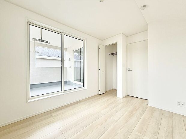 【リビング以外の居室】■落ち着いた色合いのお部屋で穏やかな時間を楽しめます