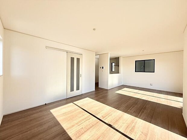 【ダイニング】■家具を置いてもゆったり過ごせる広さのリビング