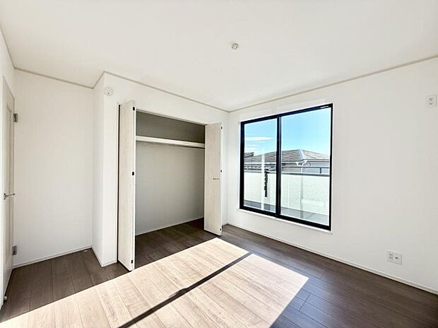 【寝室】■大きな窓は開放感があり、明るさ通風バッチリです