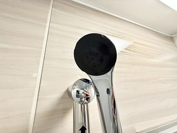 【止水シャワーヘッド】■手元で簡単に止水できるため、水の無駄遣いを減らすことができます。