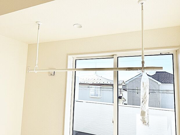 【室内物干し】■天候や時間を気にせず洗濯物を干せ、紫外線から衣類を守れます。