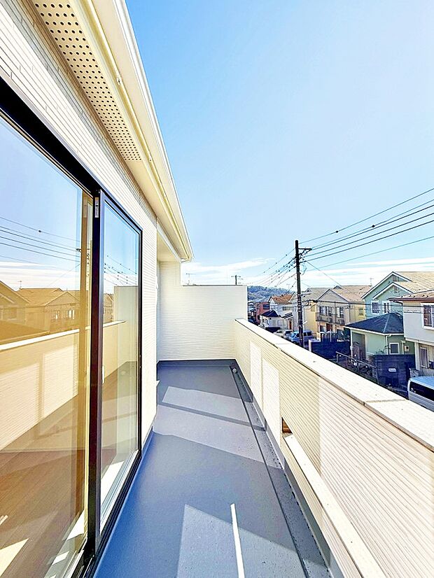 【バルコニー】■ 朝のコーヒーや夜の星空を楽しむ、癒しの場所