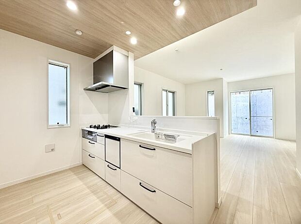 【ダイニングキッチン】■小窓があるので、明るさと開放感たっぷりなキッチン!